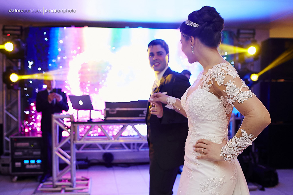 festa do casamento; fotos descontraídas do casamento; dança do casal; noivos dançando; fotografia de casamento em Florianópolis