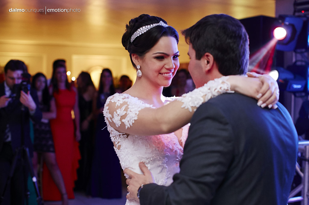 festa do casamento; fotos descontraídas do casamento; dança do casal; noivos dançando; melhor fotografo de casamento