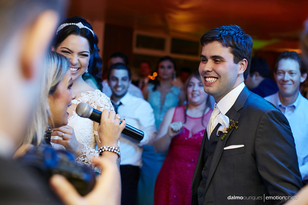 festa do casamento; fotos descontraídas do casamento; dança do casal; noivos dançando; terraço cacupé; fotografia de casamento em Florianópolis