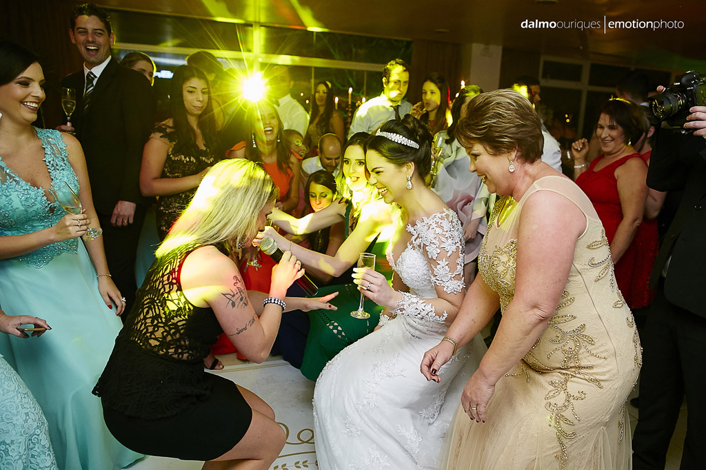 festa do casamento; fotos descontraídas do casamento; dança do casal; noivos dançando; terraço cacupé; melhor fotografo de casamento