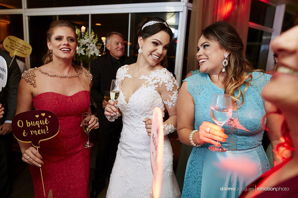 festa do casamento; fotos descontraídas do casamento; dança do casal; noivos dançando; terraço cacupé; fotógrafo de casamento Florianópolis