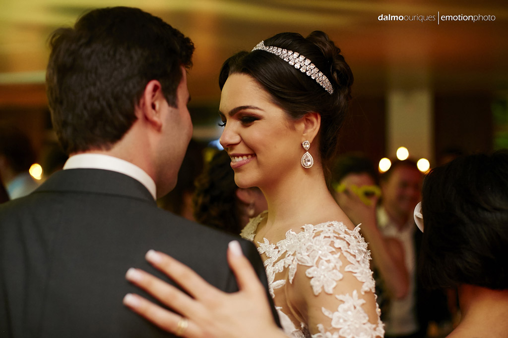 festa do casamento; fotos descontraídas do casamento; dança do casal; noivos dançando; terraço cacupé; fotografia de casamento em Florianópolis