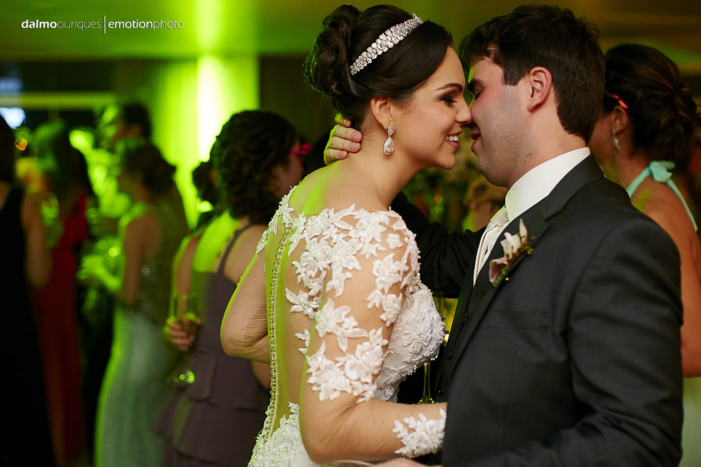 festa do casamento; fotos descontraídas do casamento; dança do casal; noivos dançando; terraço cacupé; melhor fotografo de casamento