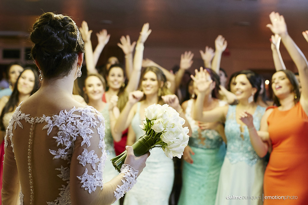 festa do casamento; fotos descontraídas do casamento; dança do casal; noivos dançando; terraço cacupé; bouquet da noiva; fotógrafo de casamento