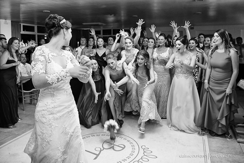 festa do casamento; fotos descontraídas do casamento; dança do casal; noivos dançando; terraço cacupé; bouquet da noiva; fotógrafo de casamento Florianópolis