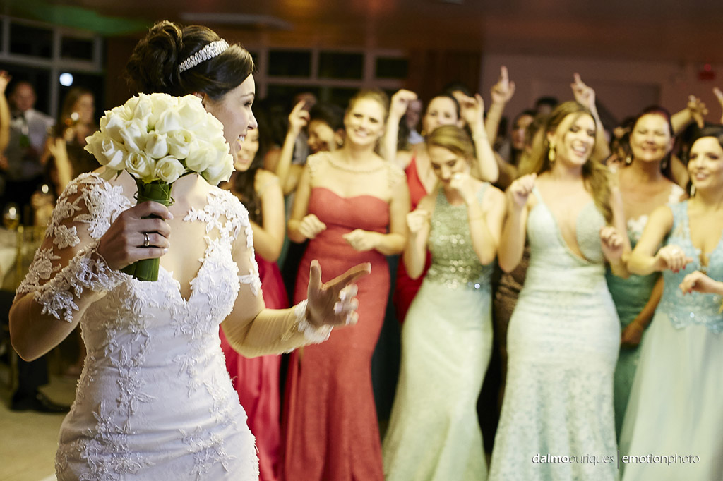 festa do casamento; fotos descontraídas do casamento; dança do casal; noivos dançando; terraço cacupé; bouquet da noiva; fotografia de casamento em Florianópolis