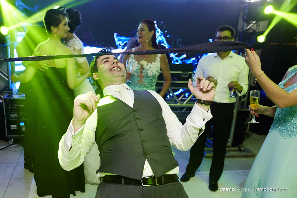 festa do casamento; fotos descontraídas do casamento; fotografia de casamento em Florianópolis