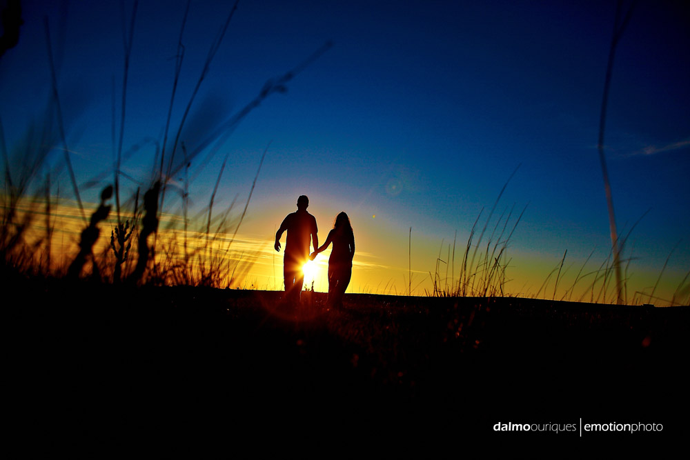 ensaio de casal; pre wedding; pre wedding em rancho queimado; fotografia de casal no morro da Boa Vista, fotos do por do sol, casal no por do sol