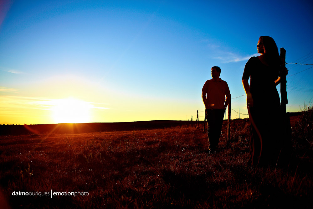 ensaio de casal; pre wedding; pre wedding em rancho queimado; fotografia de casal no morro da Boa Vista, fotos do por do sol, casal no por do sol