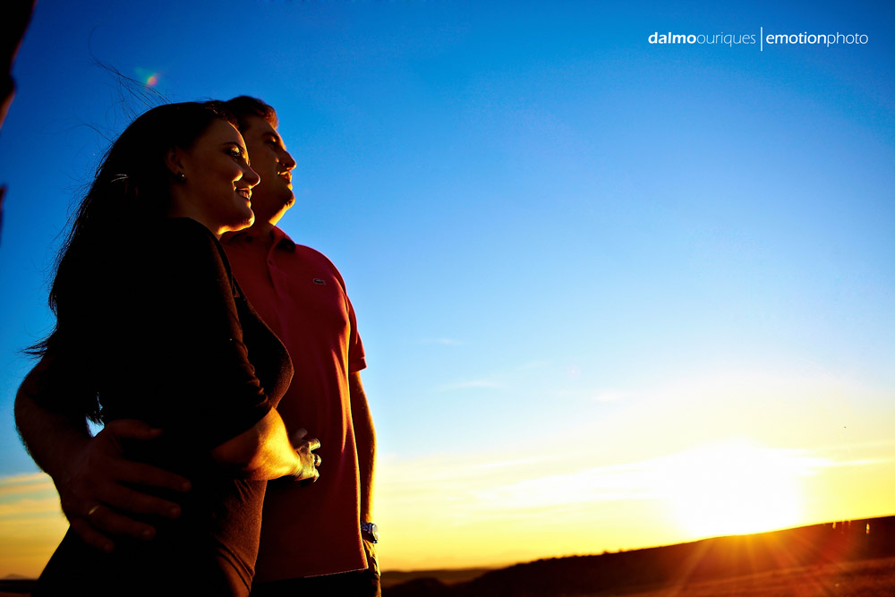 ensaio de casal; pre wedding; pre wedding em rancho queimado; fotografia de casal no morro da Boa Vista, fotos do por do sol, casal no por do sol
