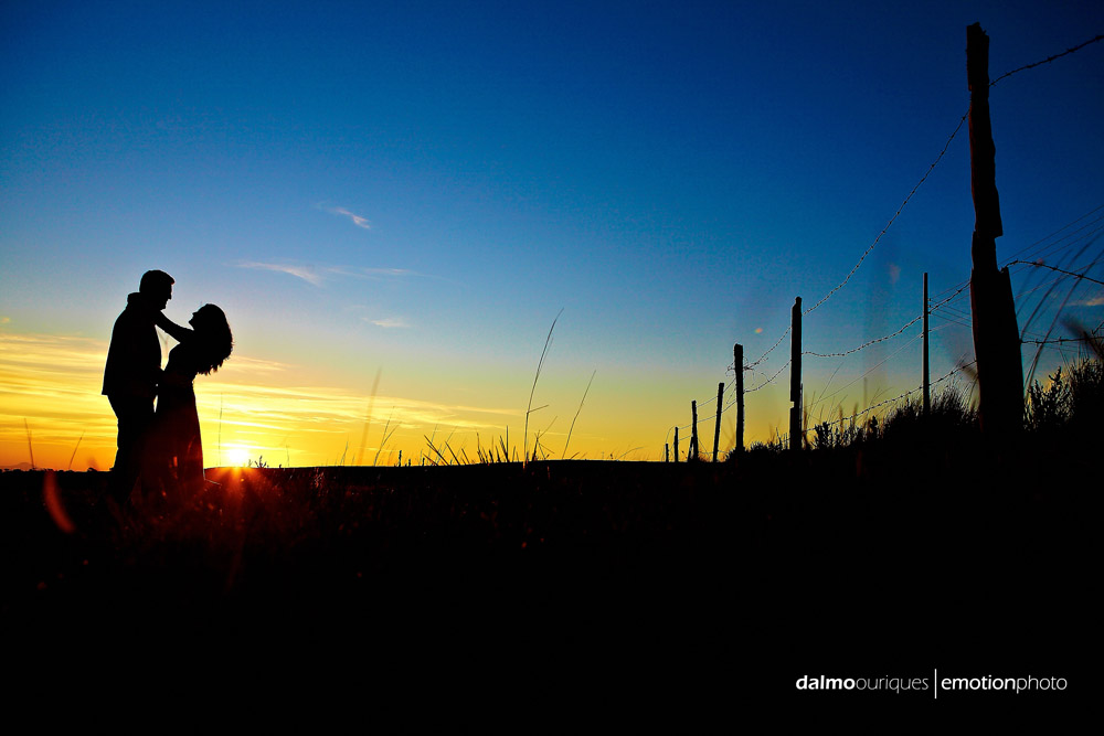 ensaio de casal; pre wedding; pre wedding em rancho queimado; fotografia de casal no morro da Boa Vista, fotos do por do sol, casal no por do sol