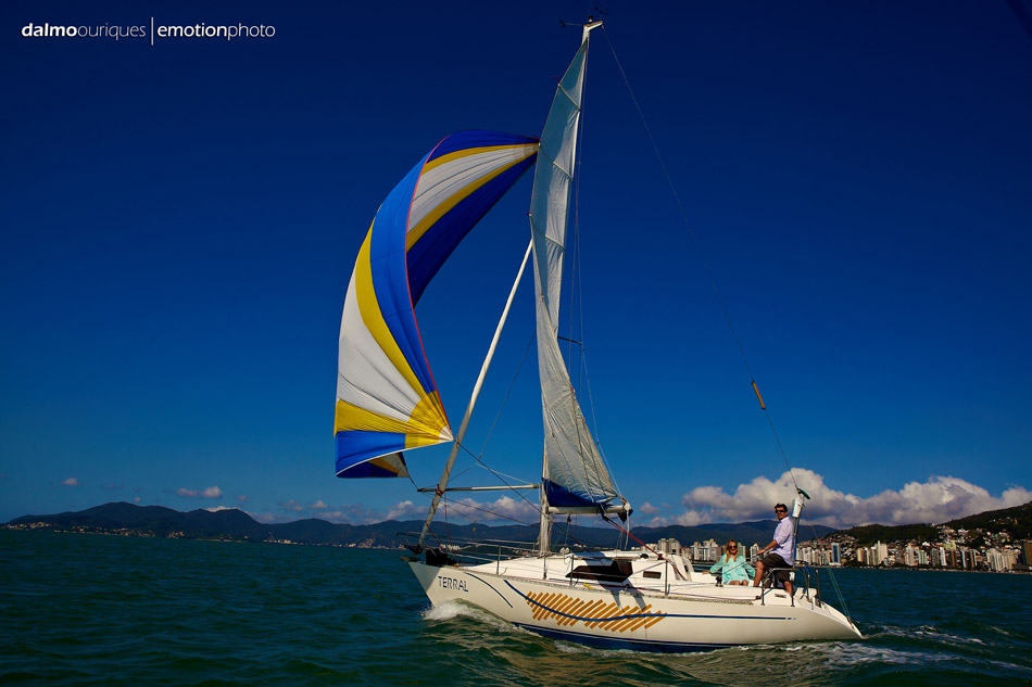 ensaio de casal de barco; ensaio de casal; ensaio de casal em florianopolis; pre wedding em florianopolis; pre wedding;