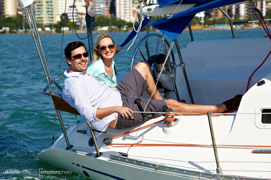 ensaio de casal de barco; ensaio de casal; ensaio de casal em florianopolis; pre wedding em florianopolis; pre wedding;