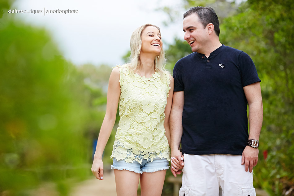 pre wedding em florianopolis; ensaio de casal em florianopolis; ensaio de casal; fotografo de casamento em florianopolis; pre wedding na praia da armação; fotografia de casal