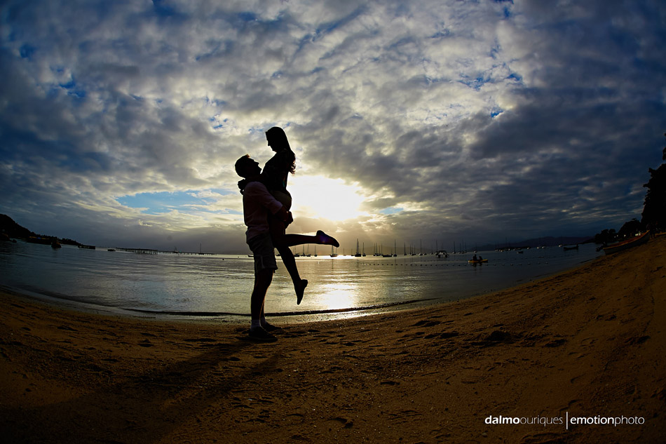 pre wedding em florianopolis; ensaio de casal em florianopolis; ensaio de casal; fotografo de casamento em florianopolis; pre wedding na praia da armação; fotografia de casal