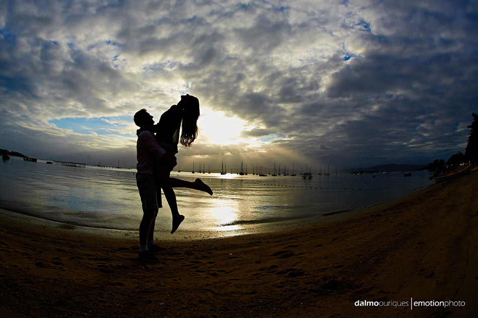 pre wedding em florianopolis; ensaio de casal em florianopolis; ensaio de casal; fotografo de casamento em florianopolis; pre wedding na praia da armação; fotografia de casal