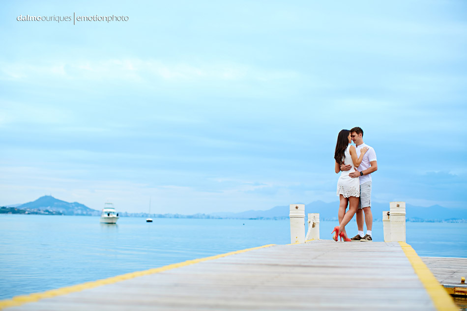 pre wedding em florianopolis; ensaio de casal em florianopolis; ensaio de casal; fotografo de casamento em florianopolis; pre wedding na praia da armação; fotografia de casal