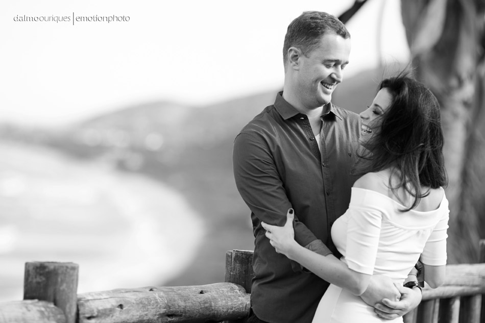 pre wedding em florianopolis; ensaio de casal em florianopolis; ensaio de casal; fotografo de casamento em florianopolis; pre wedding na praia da armação; fotografia de casal