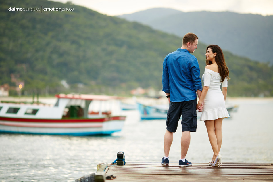 pre wedding em florianopolis; ensaio de casal em florianopolis; ensaio de casal; fotografo de casamento em florianopolis; pre wedding na praia da armação; fotografia de casal