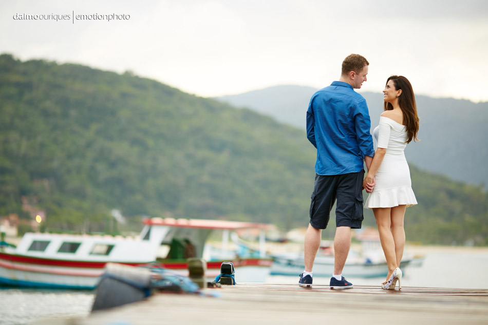 pre wedding em florianopolis; ensaio de casal em florianopolis; ensaio de casal; fotografo de casamento em florianopolis; pre wedding na praia da armação; fotografia de casal