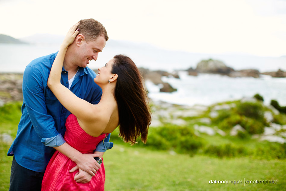 pre wedding em florianopolis; ensaio de casal em florianopolis; ensaio de casal; fotografo de casamento em florianopolis; pre wedding na praia da armação; fotografia de casal