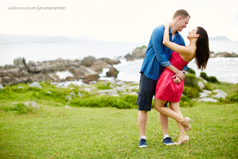 pre wedding em florianopolis; ensaio de casal em florianopolis; ensaio de casal; fotografo de casamento em florianopolis; pre wedding na praia da armação; fotografia de casal