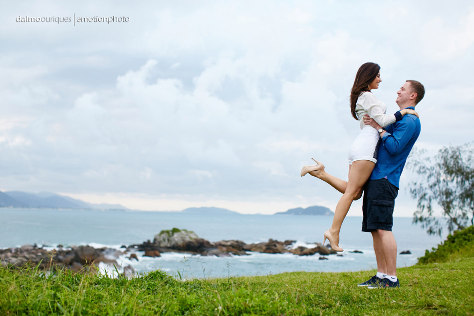 pre wedding em florianopolis; ensaio de casal em florianopolis; ensaio de casal; fotografo de casamento em florianopolis; pre wedding na praia da armação; fotografia de casal