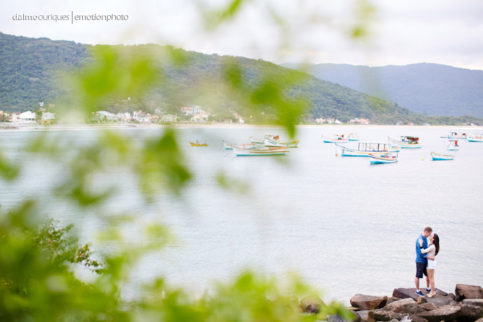 pre wedding em florianopolis; ensaio de casal em florianopolis; ensaio de casal; fotografo de casamento em florianopolis; pre wedding na praia da armação; fotografia de casal