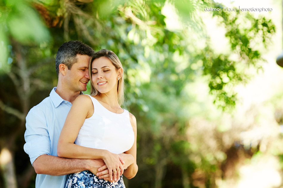 pre wedding em florianopolis; ensaio de casal em florianopolis; ensaio de casal; fotografo de casamento em florianopolis; pre wedding na praia da armação; fotografia de casal