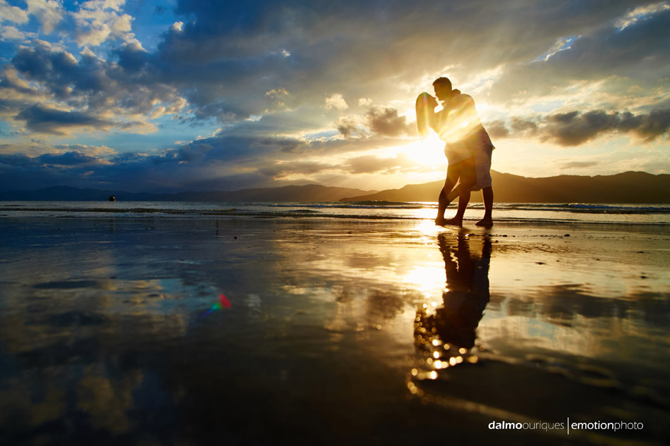 pre wedding em florianopolis; ensaio de casal em florianopolis; ensaio de casal; fotografo de casamento em florianopolis; pre wedding na praia da armação; fotografia de casal