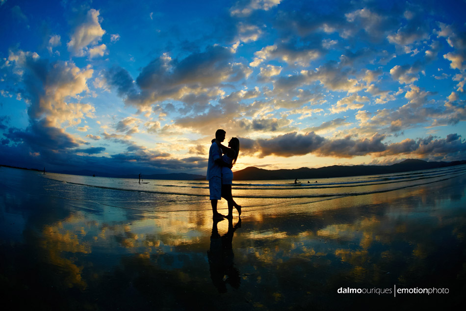 pre wedding em florianopolis; ensaio de casal em florianopolis; ensaio de casal; fotografo de casamento em florianopolis; pre wedding na praia da armação; fotografia de casal
