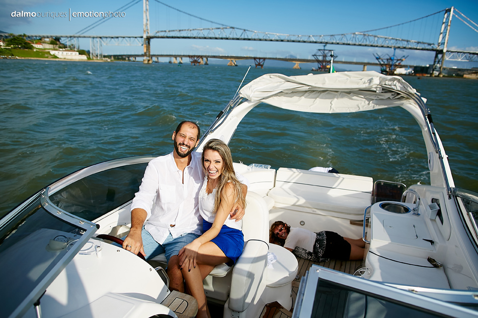 pre wedding em florianopolis; ensaio de casal em florianopolis; ensaio em florianopolis; fotografia de casal; pre wedding; florianopolis; ensaio de barco; ensaio de casal do barco