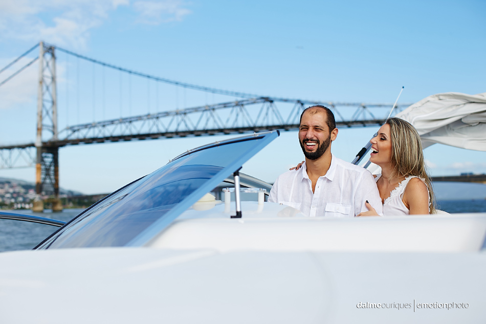 pre wedding em florianopolis; ensaio de casal em florianopolis; ensaio em florianopolis; fotografia de casal; pre wedding; florianopolis; ensaio de barco; ensaio de casal do barco