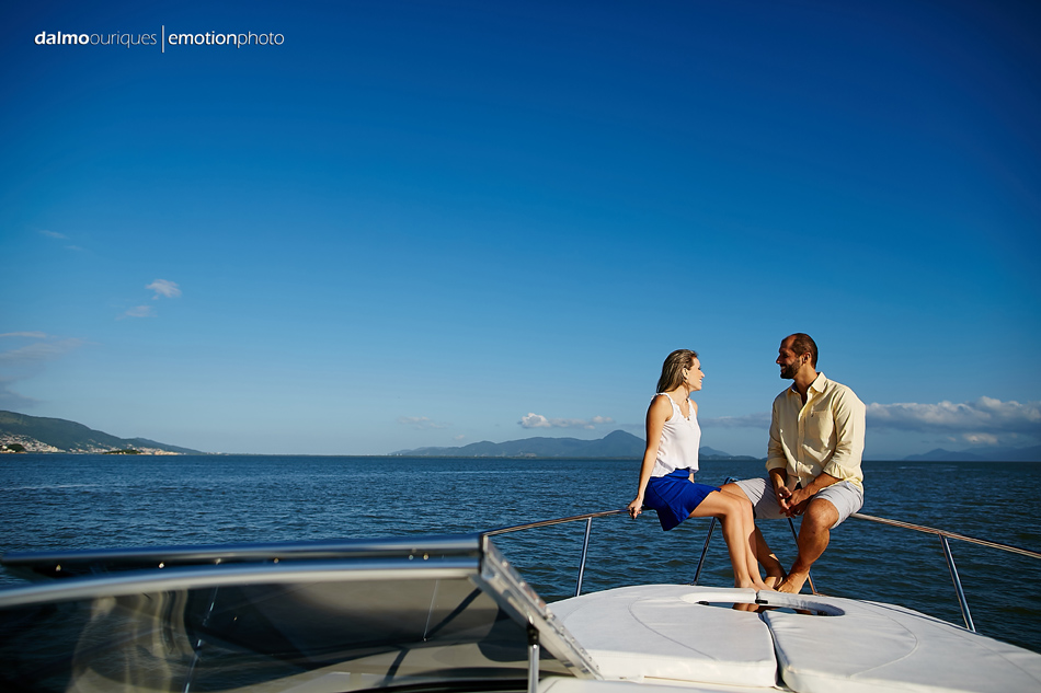 pre wedding em florianopolis; ensaio de casal em florianopolis; ensaio em florianopolis; fotografia de casal; pre wedding; florianopolis; ensaio de barco; ensaio de casal do barco
