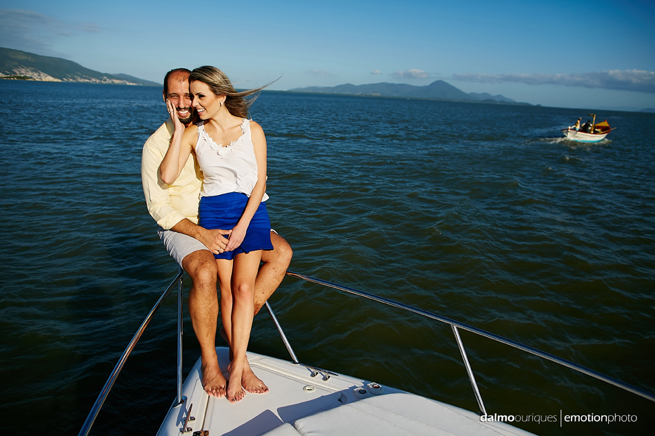 pre wedding em florianopolis; ensaio de casal em florianopolis; ensaio em florianopolis; fotografia de casal; pre wedding; florianopolis; ensaio de barco; ensaio de casal do barco