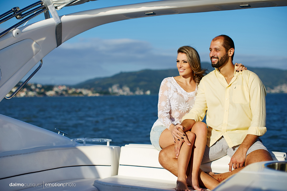 pre wedding em florianopolis; ensaio de casal em florianopolis; ensaio em florianopolis; fotografia de casal; pre wedding; florianopolis; ensaio de barco; ensaio de casal do barco