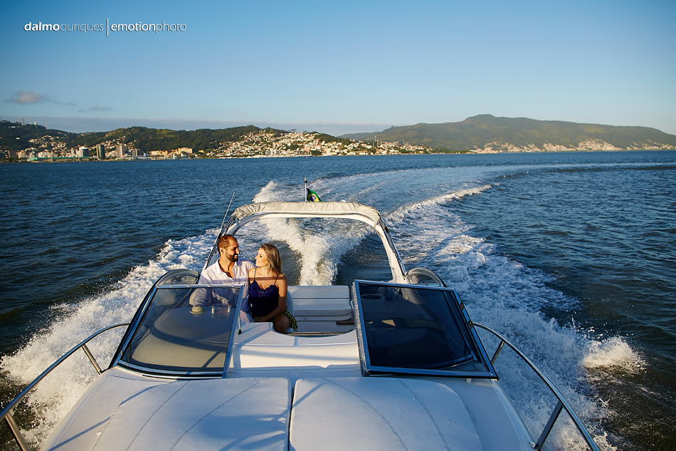pre wedding em florianopolis; ensaio de casal em florianopolis; ensaio em florianopolis; fotografia de casal; pre wedding; florianopolis; ensaio de barco; ensaio de casal do barco