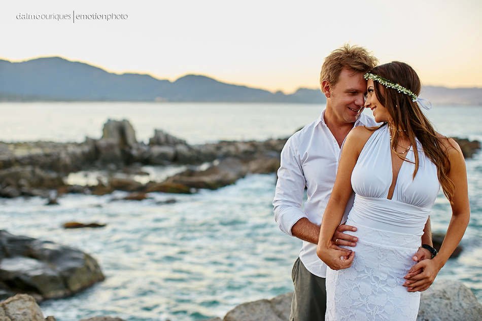pre wedding em florianopolis; ensaio de casal em florianopolis; ensaio de casal; fotografo de casamento em florianopolis; pre wedding na praia da armação; fotografia de casal