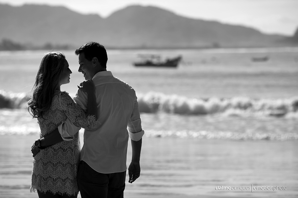 pre wedding em florianopolis; ensaio de casal em florianopolis; ensaio de casal; fotografo de casamento em florianopolis; pre wedding na praia da armação; fotografia de casal