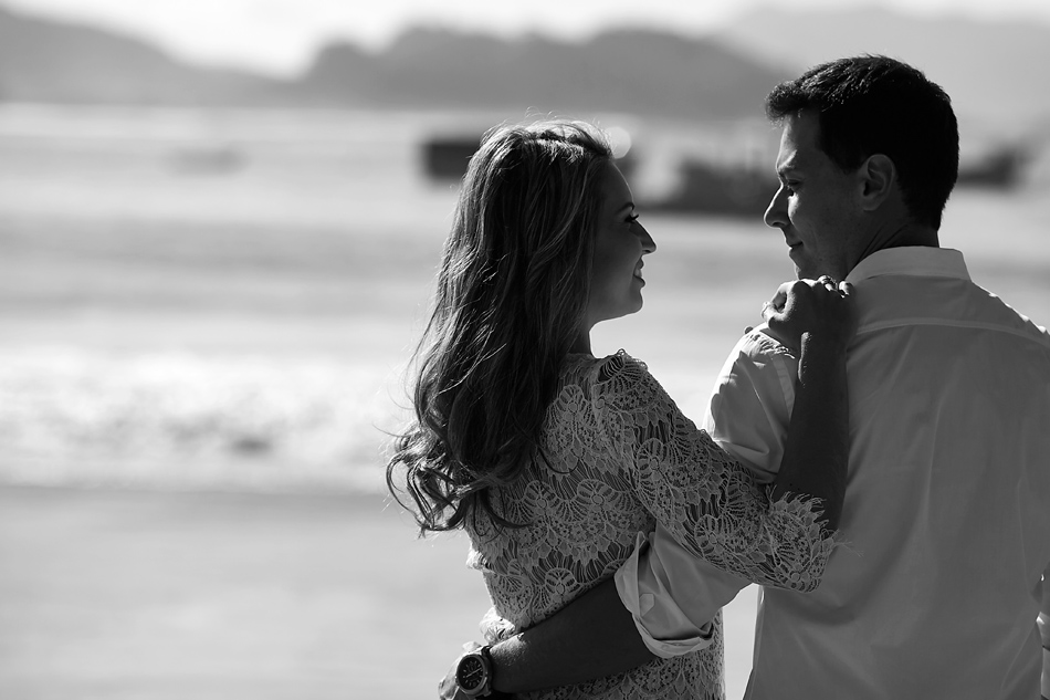 pre wedding em florianopolis; ensaio de casal em florianopolis; ensaio de casal; fotografo de casamento em florianopolis; pre wedding na praia da armação; fotografia de casal
