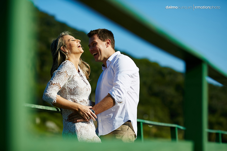 pre wedding em florianopolis; ensaio de casal em florianopolis; ensaio de casal; fotografo de casamento em florianopolis; pre wedding na praia da armação; fotografia de casal