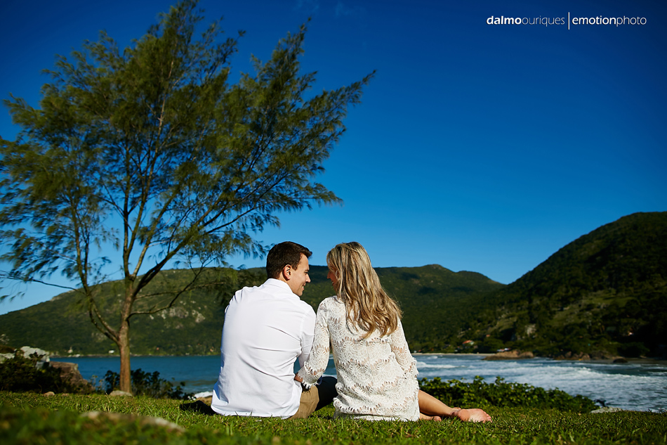 pre wedding em florianopolis; ensaio de casal em florianopolis; ensaio de casal; fotografo de casamento em florianopolis; pre wedding na praia da armação; fotografia de casal