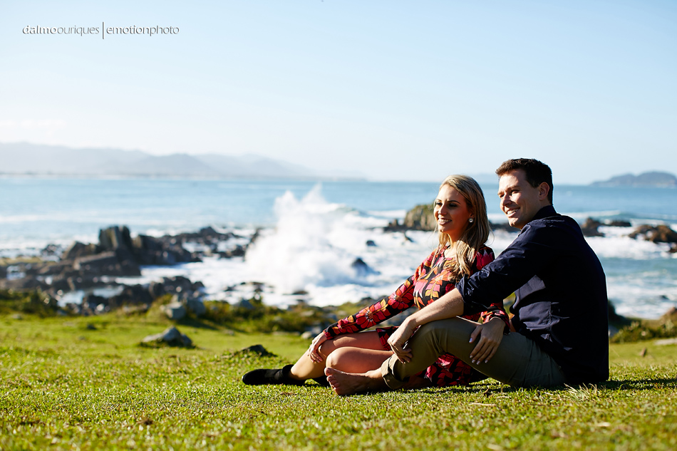 pre wedding em florianopolis; ensaio de casal em florianopolis; ensaio de casal; fotografo de casamento em florianopolis; pre wedding na praia da armação; fotografia de casal