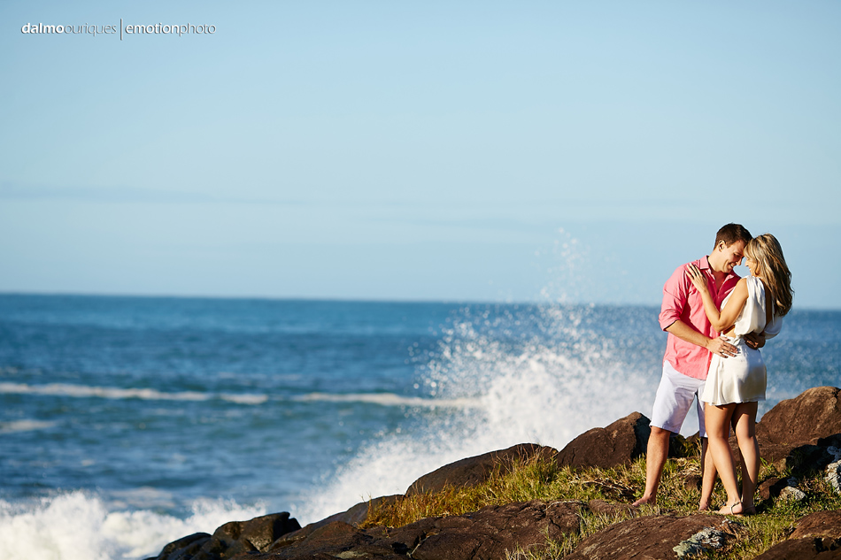 pre wedding em florianopolis; ensaio de casal em florianopolis; ensaio de casal; fotografo de casamento em florianopolis; pre wedding na praia da armação; fotografia de casal