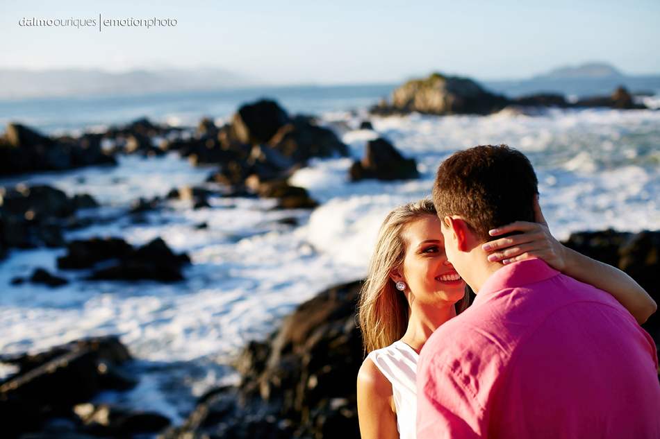 pre wedding em florianopolis; ensaio de casal em florianopolis; ensaio de casal; fotografo de casamento em florianopolis; pre wedding na praia da armação; fotografia de casal