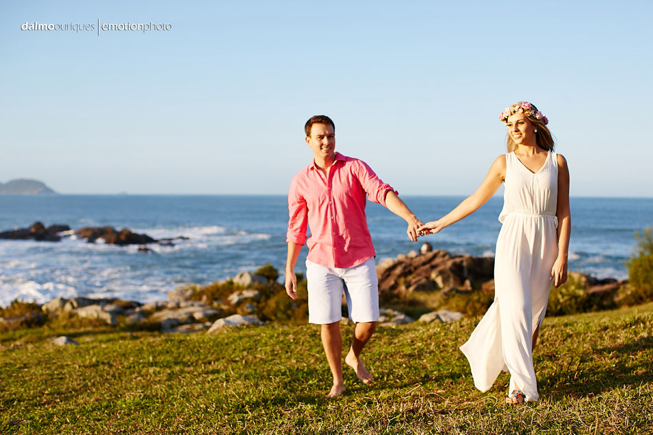 pre wedding em florianopolis; ensaio de casal em florianopolis; ensaio de casal; fotografo de casamento em florianopolis; pre wedding na praia da armação; fotografia de casal
