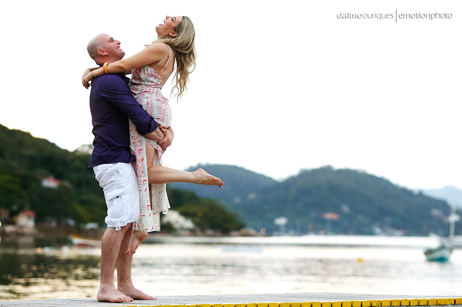 pre wedding em florianopolis; ensaio de casal em florianopolis; ensaio de casal; fotografo de casamento em florianopolis; pre wedding na praia da armação; fotografia de casal