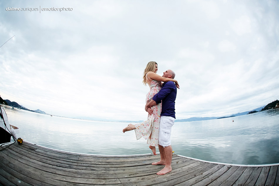 pre wedding em florianopolis; ensaio de casal em florianopolis; ensaio de casal; fotografo de casamento em florianopolis; pre wedding na praia da armação; fotografia de casal