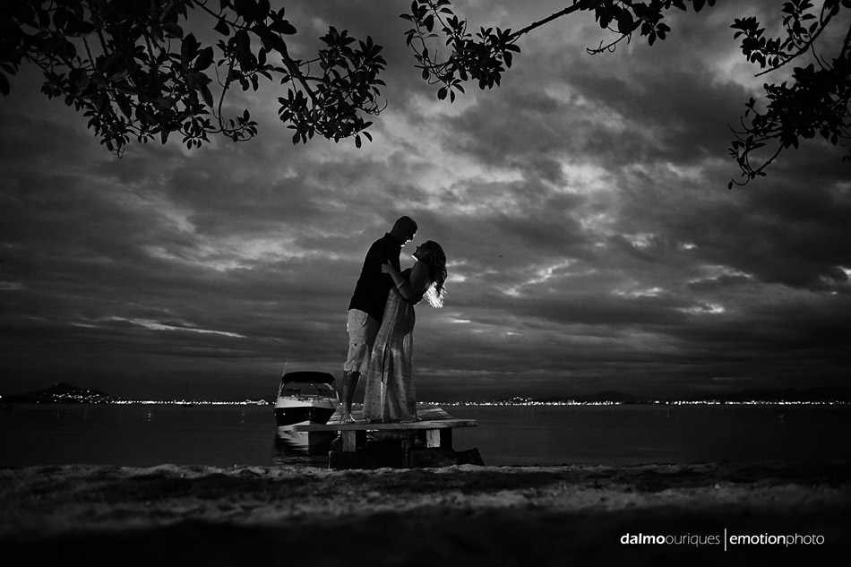 pre wedding em florianopolis; ensaio de casal em florianopolis; ensaio de casal; fotografo de casamento em florianopolis; pre wedding na praia da armação; fotografia de casal