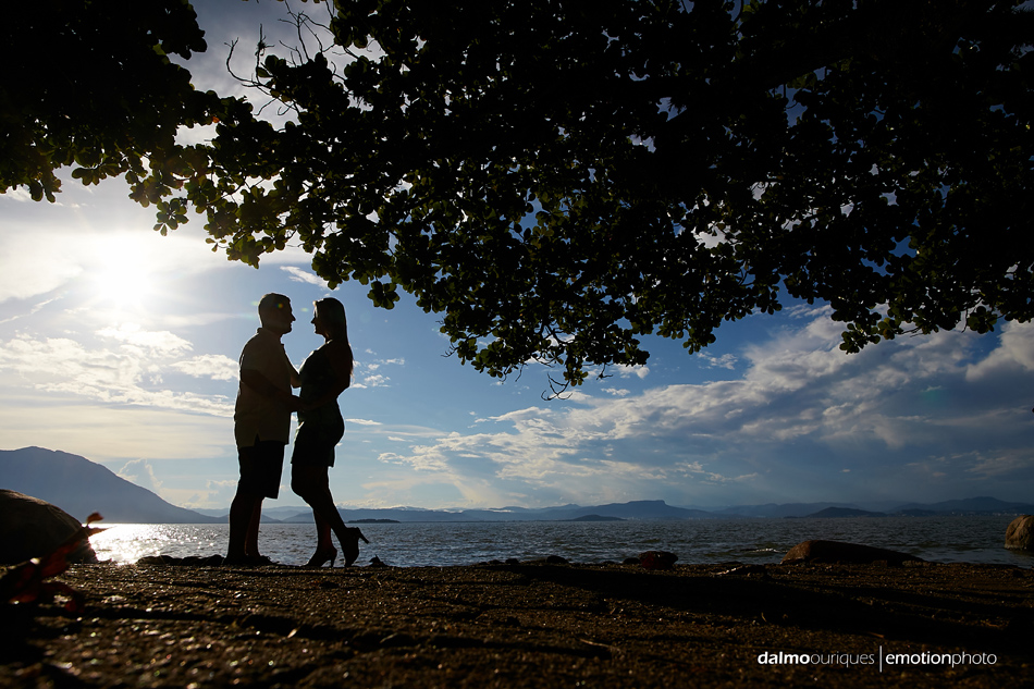 pre wedding em florianopolis; ensaio de casal em florianopolis; ensaio de casal; fotografo de casamento em florianopolis; pre wedding na praia da armação; fotografia de casal